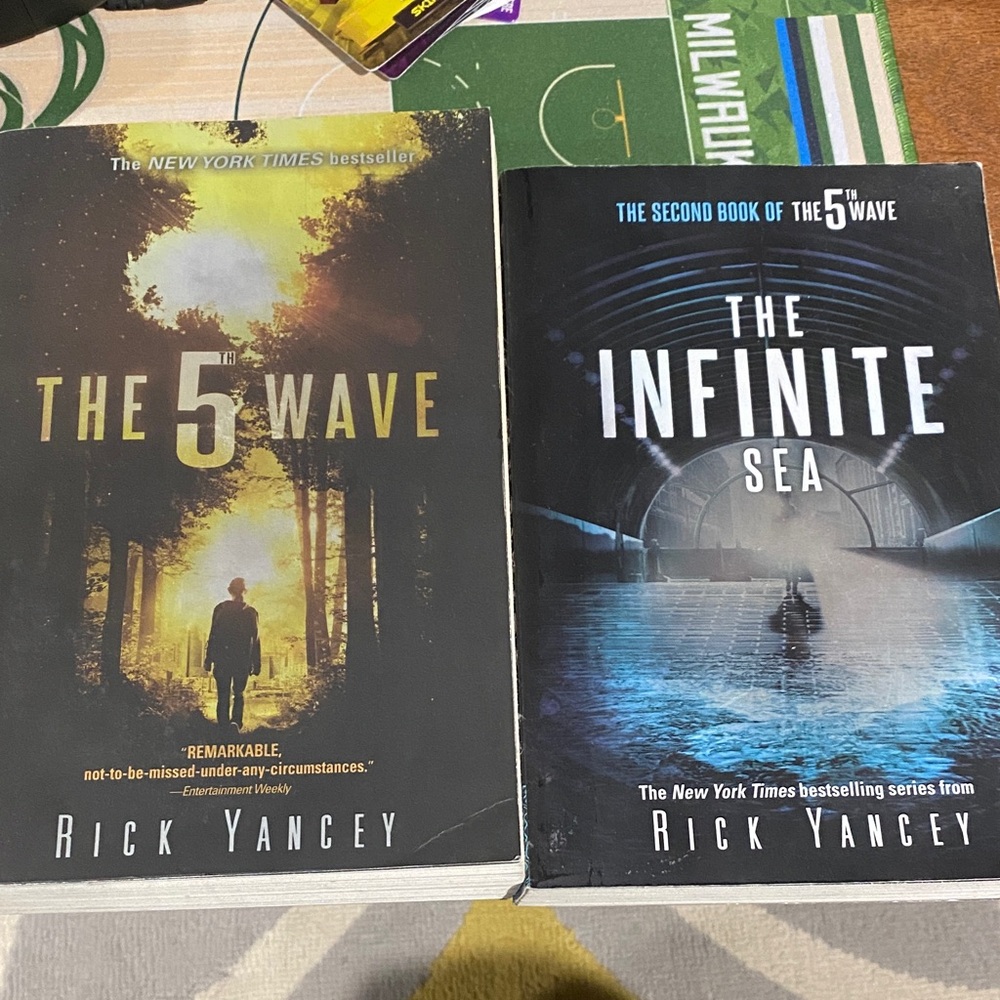 The 5th Wave and The Infinite Sea Books